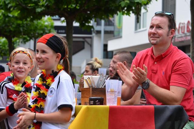 Public Viewing vor der Markthalle in Reutlingen - und für diese beiden kleinen Fußballfans gibt's auch ein kleines Bildhonorar vom GEA-Fotoreporter. Foto: (zen)