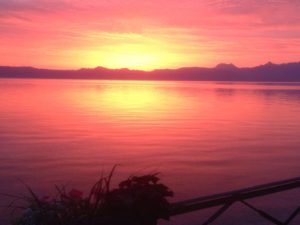 Morgenrot über dem Genfer See.