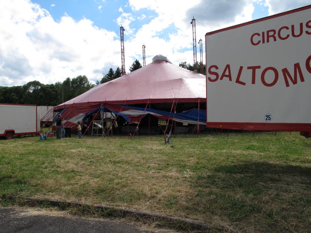 In Talheim hat der Zirkus Salto-Mortale sein Zelt schon abgebaut. Demnächst gastiert er in St. Johann-Würtingen und Münsingen. Foto: Zenke